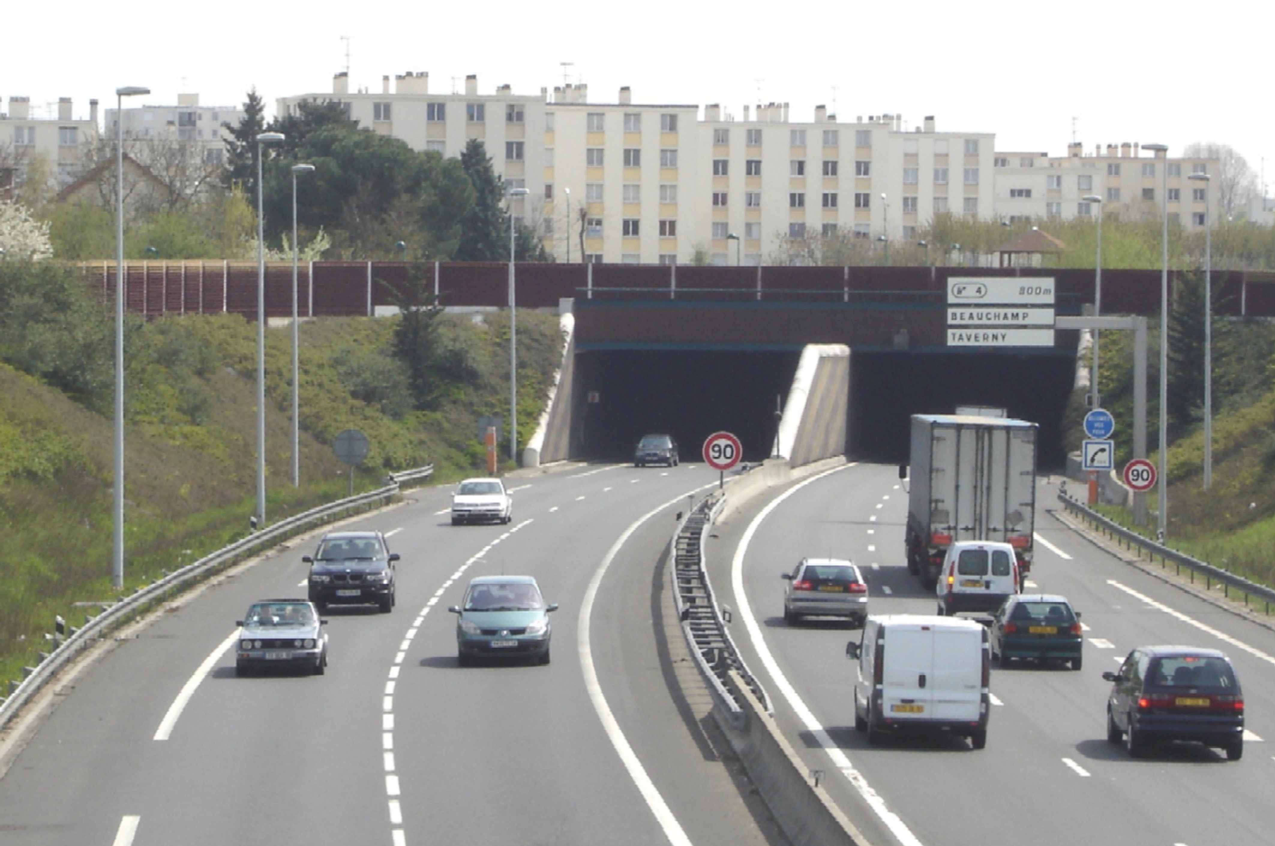 Figura 1: Ejemplo de una barrera de protección al ruido sobre la boca de un túnel en una zona urbana